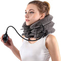 Mujer con cojín cervical inflable gris y bomba manual de inflado