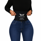 Faja negra moldeadora colocada sobre jeans, vista frontal