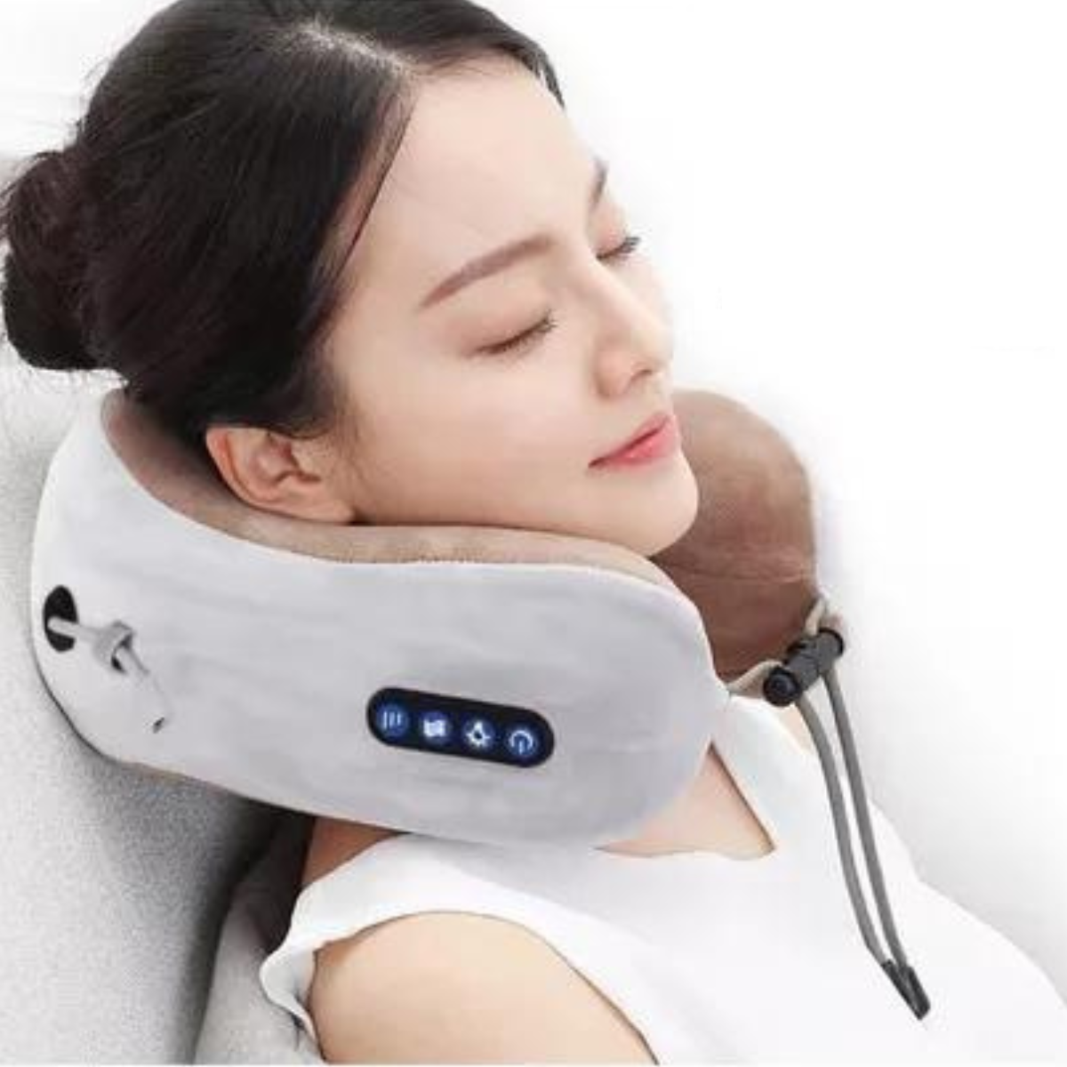 Mujer usando almohada masajeadora cervical gris con botones de control