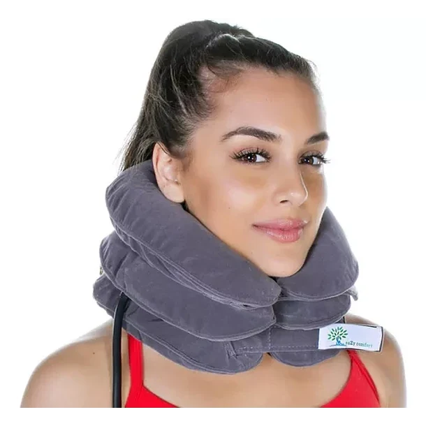 Mujer usando el cojín cervical gris inflable