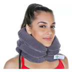 Mujer usando el cojín cervical gris inflable