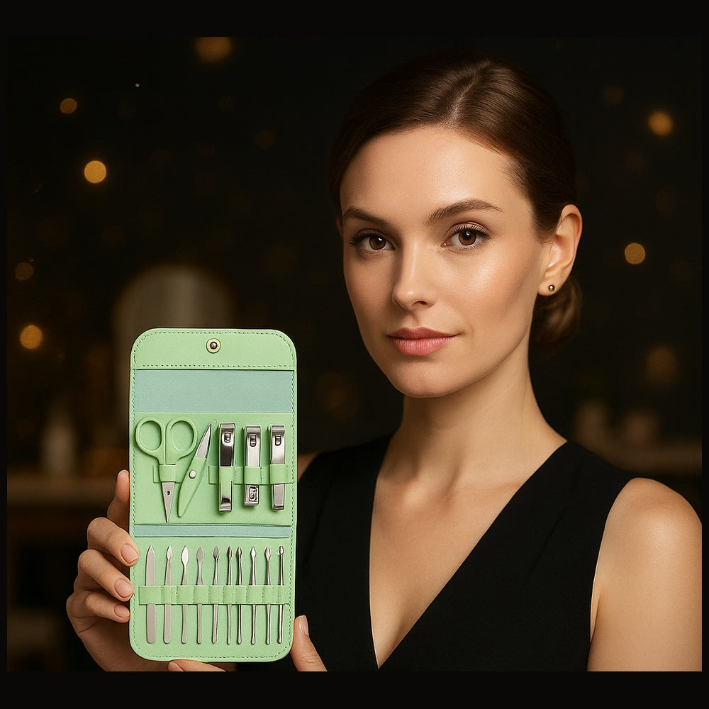 Modelo mostrando el estuche verde abierto de manicura, imagen promocional referencial