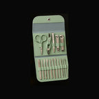 Estuche abierto color verde con las herramientas para manicura y pedicura, imagen principal