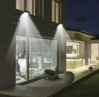 Focos solares instalados iluminando una casa de noche