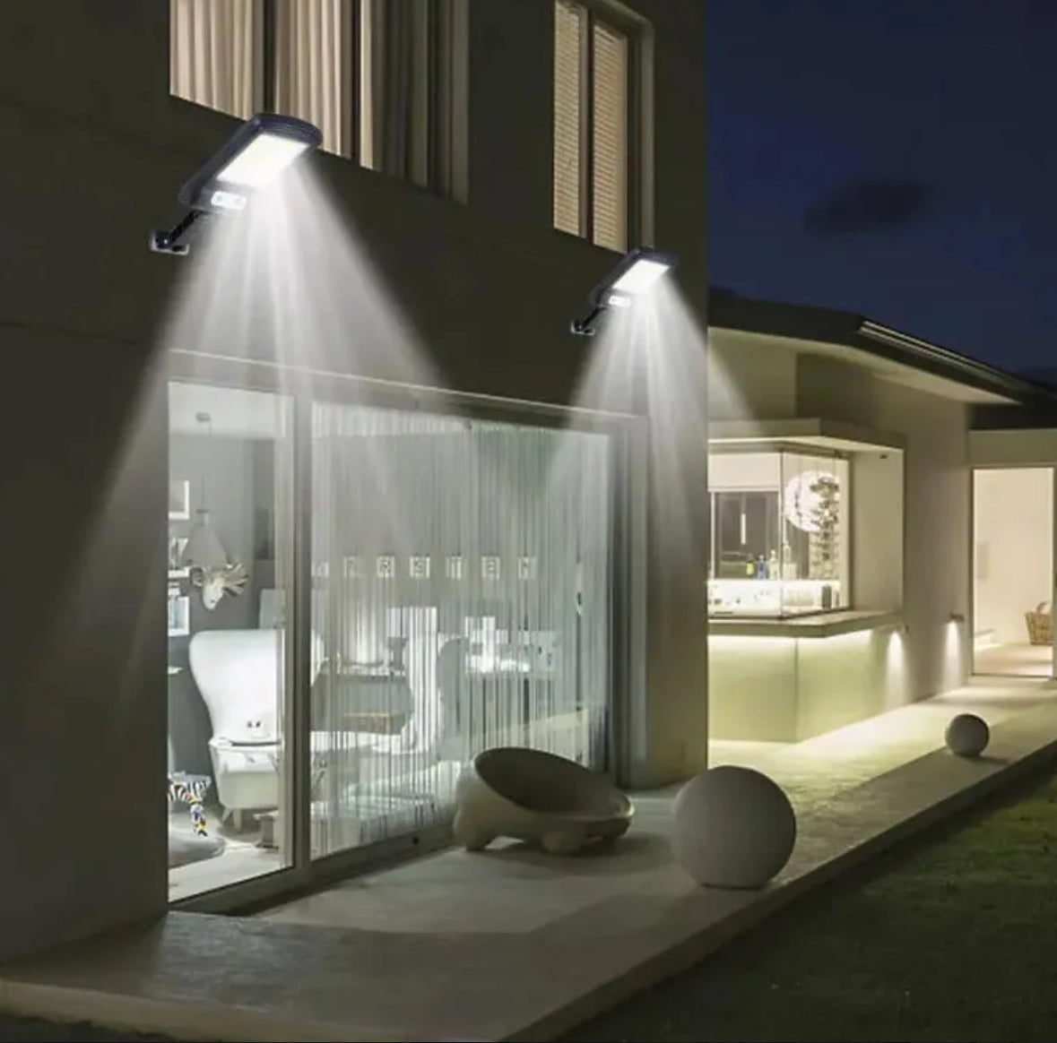 Focos solares instalados iluminando una casa de noche