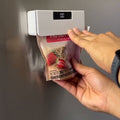 Sellador USB portátil magnético cerrando una bolsa en la cocina