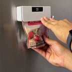 Sellador USB portátil magnético cerrando una bolsa en la cocina