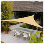 Toldo vela triangular beige instalado sobre patio exterior