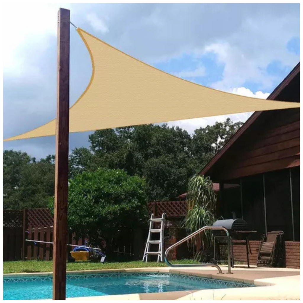 Toldo vela triangular beige instalado sobre piscina