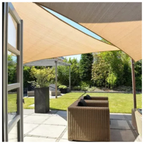 Toldo vela triangular beige instalado en terraza